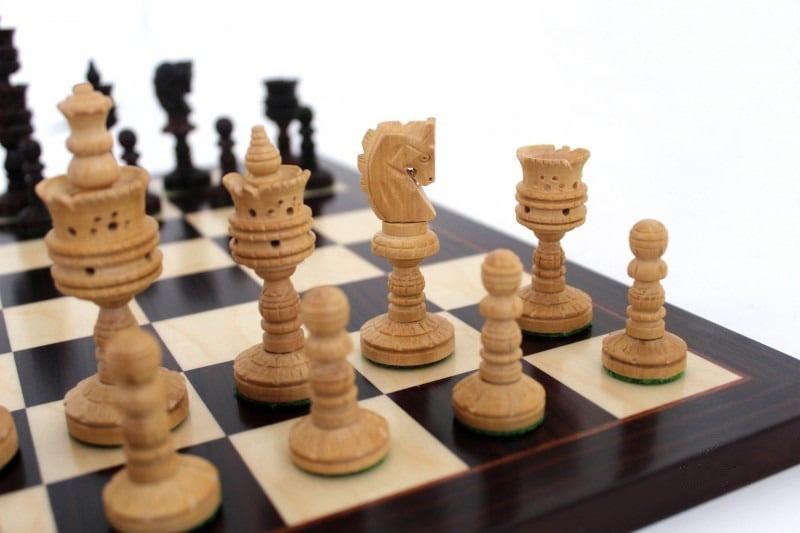 Juego de Ajedrez Esculpido y Tablero de Ajedrez de Madera de Rosa Oscuro - Imagen 2