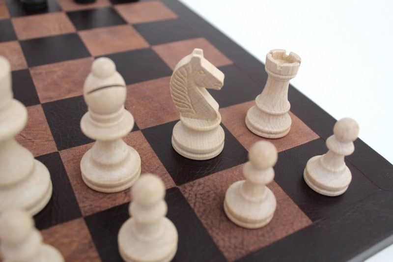 Juego de Ajedrez Staunton de Madera y Tablero de Ajedrez de Cuero Verdadero Italiano con Caja de Almacenamiento - Imagen 3