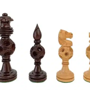 Piezas de ajedrez Oriental emparejadas, alfil oscuro y caballo claro uno al lado del otro