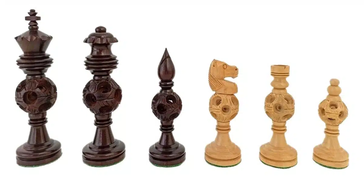 Piezas de ajedrez Oriental emparejadas, alfil oscuro y caballo claro uno al lado del otro