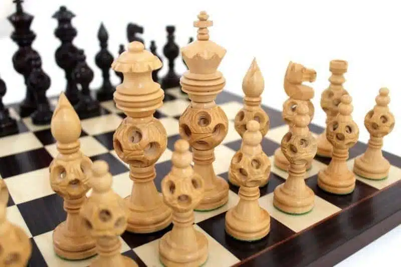 Piezas claras del ajedrez Oriental, detalle del rey y los caballos tallados