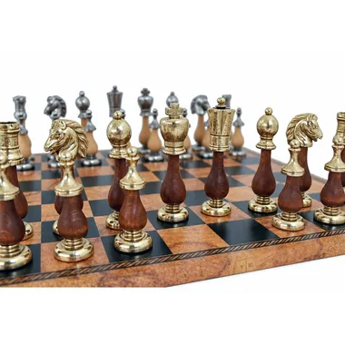 Piezas de ajedrez Arabesque en madera y metal alineadas sobre el tablero