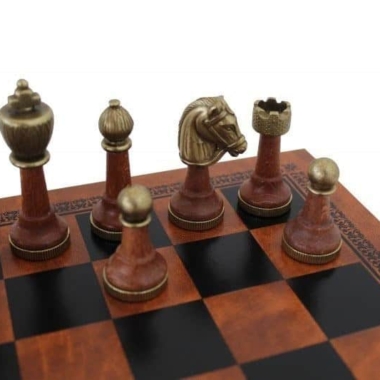 Alternative view of Juego de Ajedrez Staunton de Metal y Madera y Tablero de Ajedrez en Similcuero Marrón
