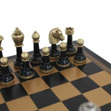 Alternative view of Juego de Ajedrez Staunton en Madera Lacada Negra y Blanca y Tablero de Ajedrez en Piel Sintética Dorada y Negra