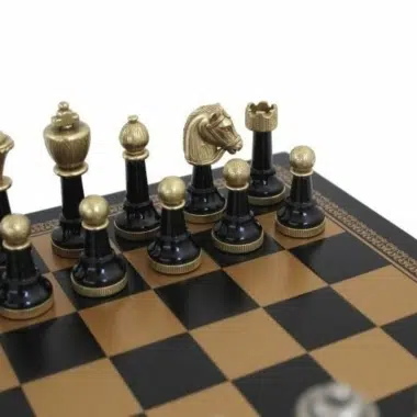 Alternative view of Juego de Ajedrez Staunton en Madera Lacada Negra y Blanca y Tablero de Ajedrez en Piel Sintética Dorada y Negra