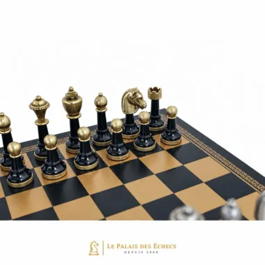 Detalle de las piezas negras Staunton alineadas sobre el tablero dorado y negro