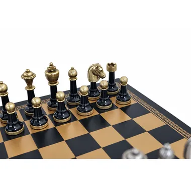 Detalle de las piezas negras Staunton alineadas sobre el tablero dorado y negro
