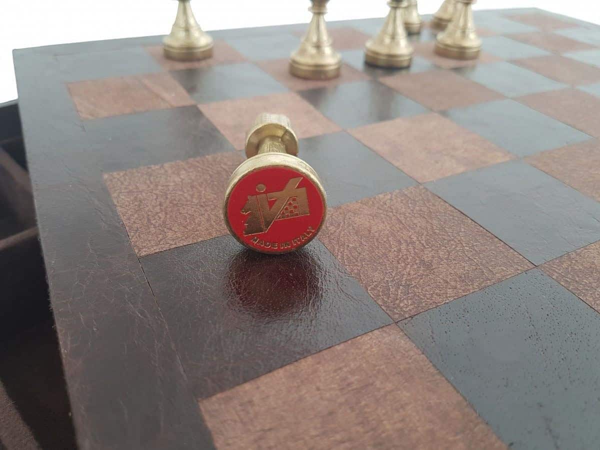 Juego de Ajedrez Staunton en Metal y Tablero de Ajedrez en Cuero Verdadero con Compartimento de Almacenamiento - Imagen 2