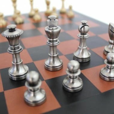 Alternative view of Pequeño Juego de Ajedrez Moderno en Latón Artesanal & Tablero de Ajedrez en Cuero Verdadero