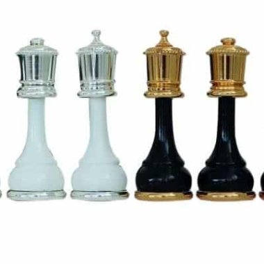 Alternative view of Juego de Ajedrez en Latón Macizo y Madera Chapada en Oro y Plata & Tablero de Ajedrez Blanco Sobre Pie en Madera y Mármol de Carrara