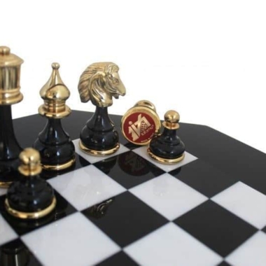 Alternative view of Juego de Ajedrez en Latón Macizo y Madera Chapada en Oro y Plata & Tablero de Ajedrez en Mármol y Madera con Cajón de Almacenamiento