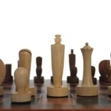 Detalle de las piezas claras de madera de acacia, rey y dama en primer plano