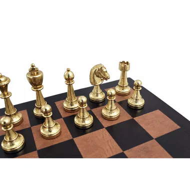 Piezas Staunton doradas de metal colocadas sobre el tablero de cuero