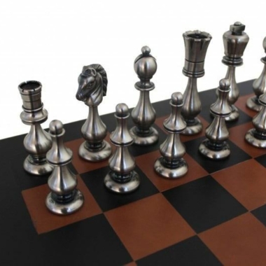 Alternative view of Juego de Ajedrez Gran Oriental en Latón Macizo & Tablero de Ajedrez en Cuero Verdadero
