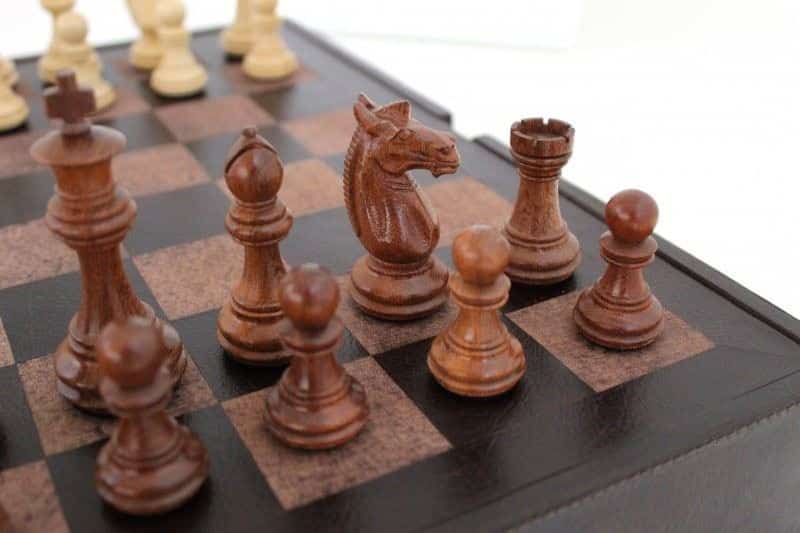 Juego de Ajedrez Staunton en Madera de Rosa & Tablero de Ajedrez en Cuero Verdadero con Compartimento de Almacenamiento - Imagen 3