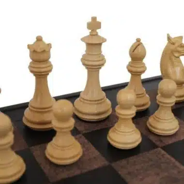 Piezas claras del ajedrez Staunton colocadas sobre el tablero de cuero