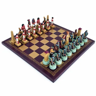 Juego de ajedrez Romanos vs Egipcios en resina sobre tablero de símil piel burdeos