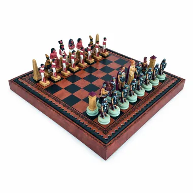 Juego de ajedrez Romanos VS Egipcios de resina sobre tablero de símil cuero