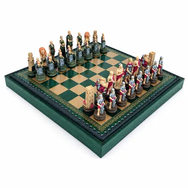 Juego de ajedrez Romanos vs Gladiadores colocado sobre el tablero de símil cuero verde
