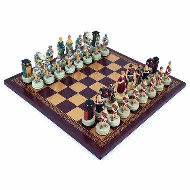 Juego de ajedrez Conquista de Grecia por Roma colocado sobre tablero de símil cuero burdeos y dorado