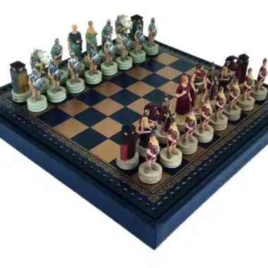 Juego de Ajedrez Romanos VS Griegos en Resina y Tablero de Ajedrez en Similcuero Dorado y Azul con Compartimento de Almacenamiento