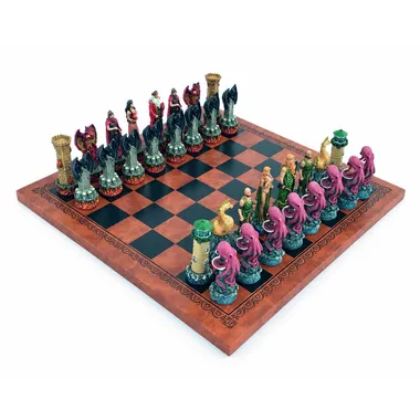 Juego de ajedrez Fantasy Agua vs Fuego dispuesto sobre tablero símil cuero marrón y negro