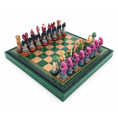 Juego de ajedrez Fantasy Agua VS Fuego de resina sobre tablero verde y dorado