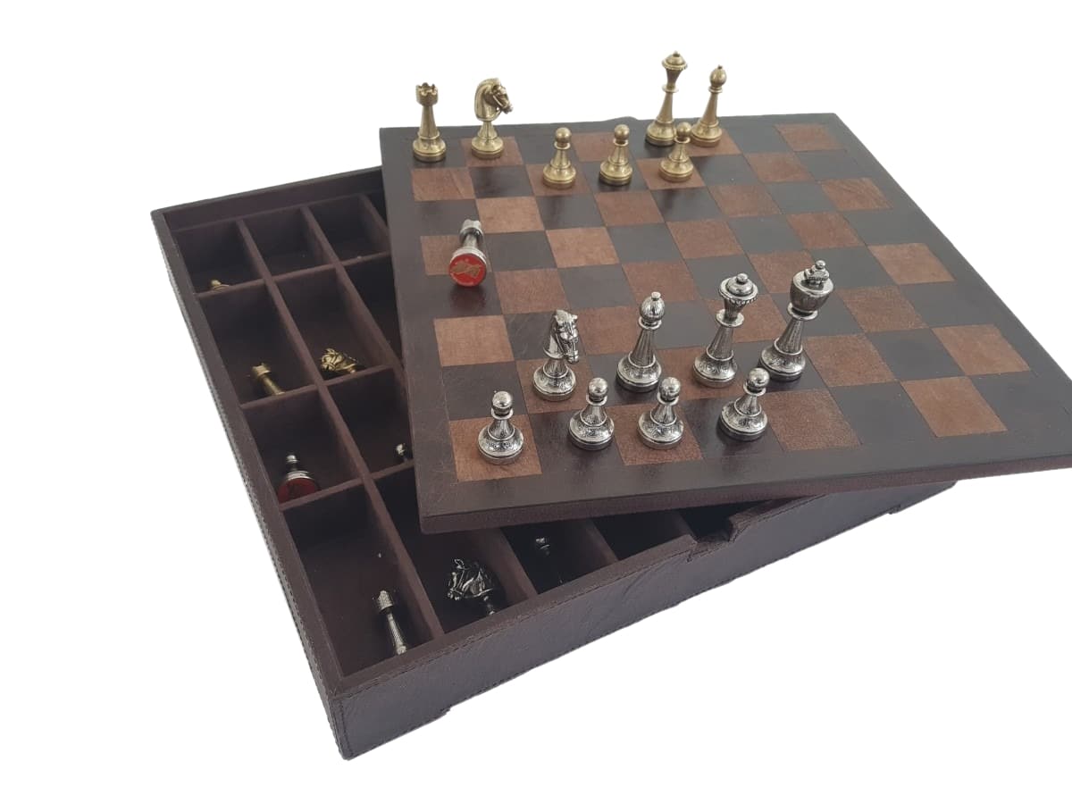 Juego de Ajedrez Staunton en Metal y Tablero de Ajedrez en Cuero Verdadero con Compartimento de Almacenamiento