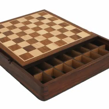 Caja de almacenamiento abierta mostrando los compartimentos vacíos y el tablero plegado