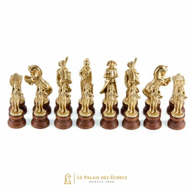 Piezas de ajedrez Napoléon en metal dorado alineadas sobre base de madera
