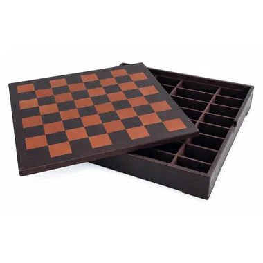 Caja abierta mostrando el tablero de cuero y los compartimentos de almacenamiento