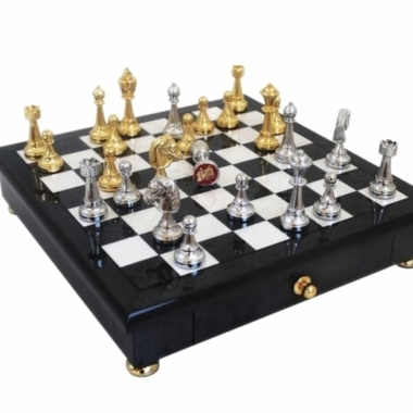 Piezas de Ajedrez Staunton en Chapado de Oro y Plata y Tablero de Ajedrez en Madera de Brezo Negro y Blanco con Cajón de Almacenamiento