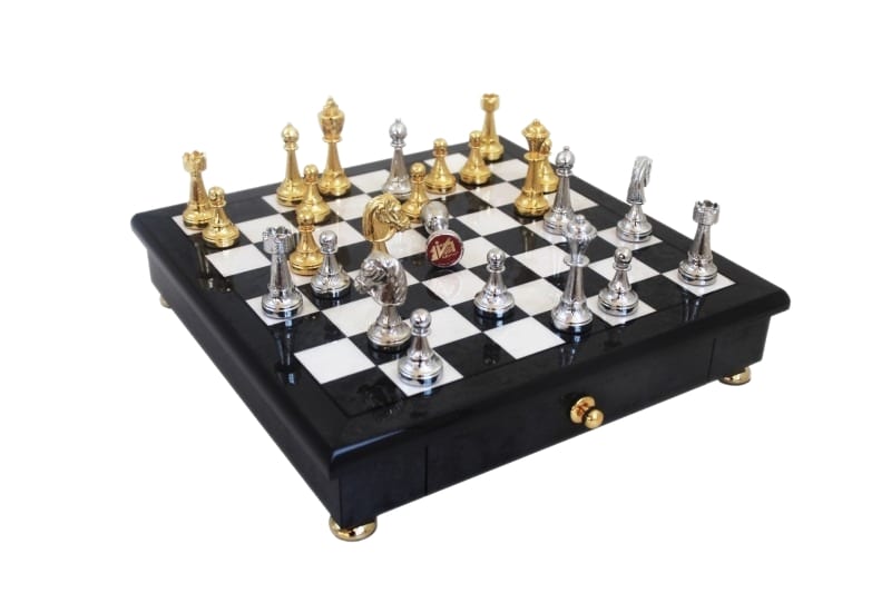 Piezas de Ajedrez Staunton en Chapado de Oro y Plata y Tablero de Ajedrez en Madera de Brezo Negro y Blanco con Cajón de Almacenamiento