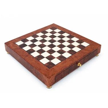 Tablero de ajedrez con pie en madera de raíz vista en tres cuartos, casillas de marquetería