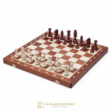 Tablero de ajedrez plegable de madera con piezas marrones y naturales en posición de juego