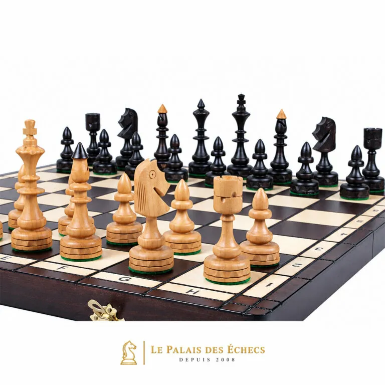 Juego de ajedrez en madera clara y negra sobre el tablero plegable