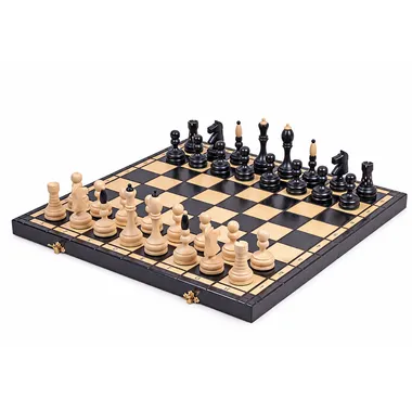 Tablero de ajedrez plegable y juego de ajedrez de madera, vista general con piezas colocadas