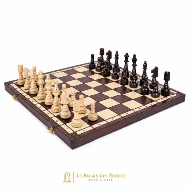 Juego de ajedrez completo de madera sobre tablero plegable, piezas colocadas