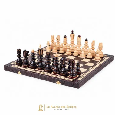 Gran juego de ajedrez plegable de madera, piezas claras y oscuras alineadas