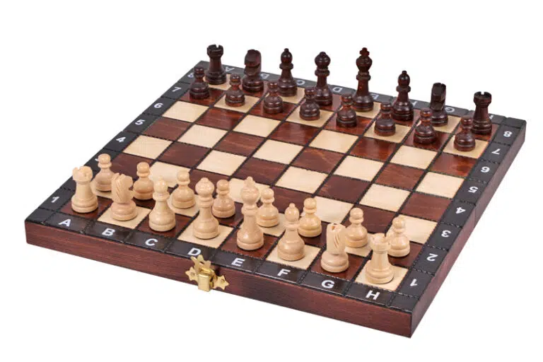 Juego de ajedrez Étudiant de madera montado, piezas claras y oscuras en juego