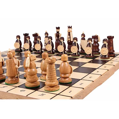 Juego de ajedrez con temática vikinga sobre tablero de madera, vista cercana