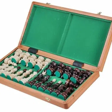 Caja de almacenamiento abierta con compartimentos de fieltro verde para las piezas