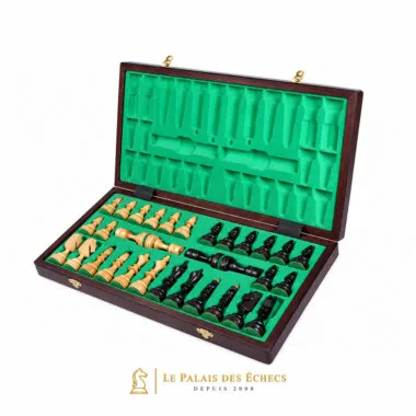 Caja abierta mostrando el almacenamiento en fieltro verde de las piezas