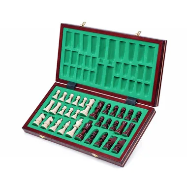 Caja abierta mostrando el compartimento interior en fieltro verde para las piezas