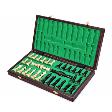 Tablero plegable abierto usado como caja de almacenamiento con piezas de madera