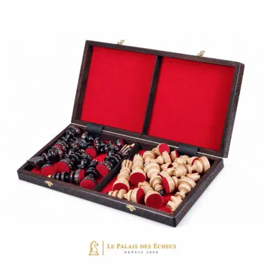 Caja plegable abierta con piezas de ajedrez guardadas en el fieltro rojo