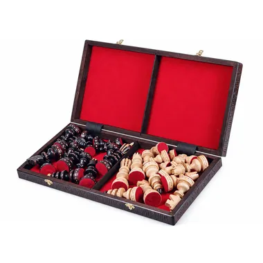 Caja plegable abierta con piezas de ajedrez guardadas en el fieltro rojo