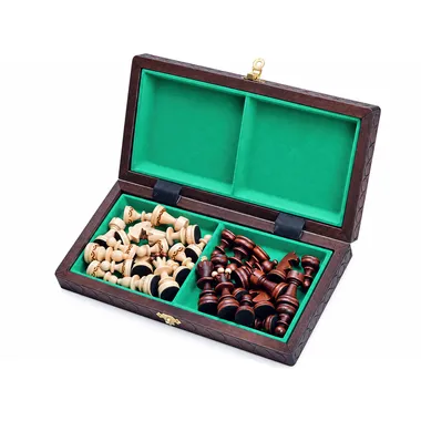 Caja abierta del juego de ajedrez plegable, piezas guardadas en el forro verde