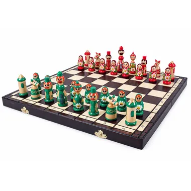 Juego de ajedrez Babushka verde colocado sobre el tablero de madera abierto