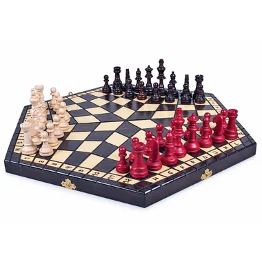 Juego de ajedrez de tres jugadores de madera con piezas rojas, naturales y marrones